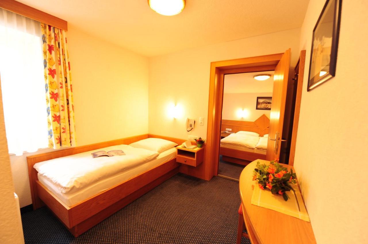 Haus Enzian Bed and Breakfast Sankt Anton am Arlberg Kamer foto