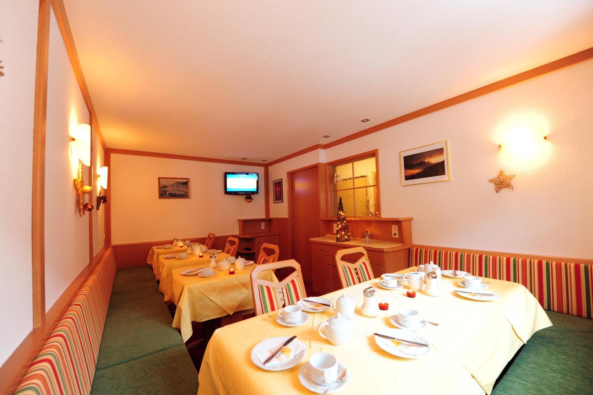 Haus Enzian Bed and Breakfast Sankt Anton am Arlberg Buitenkant foto